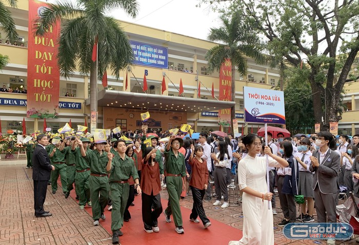 Khối diễu hành thể hiện lại một thời kỳ nhiều thế hệ học sinh của nhà trường xếp bút nghiên tham gia bảo vệ Tổ quốc. Ảnh: Tùng Dương.