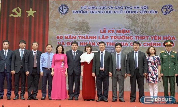 Ban giám hiệu Trường Trung học phổ thông Yên Hòa chụp ảnh lưu niệm với các đồng chí lãnh đạo và một số cựu học sinh tại Lễ kỷ niệm 60 năm thành lập trường và đón nhận Cờ thi đua của Chính phủ trao tặng. Ảnh: Tùng Dương.