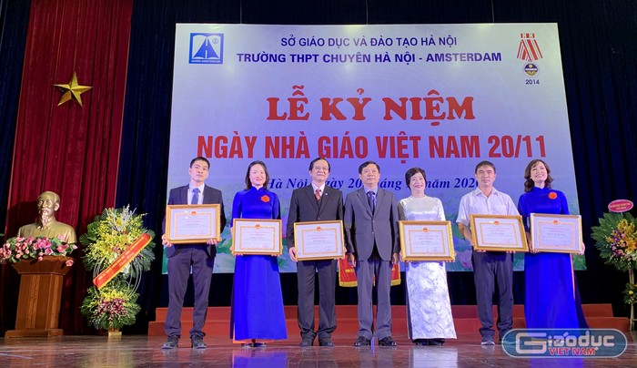 Ông Phạm Thanh Học - Phó thường trực ban Tuyên giáo Thành ủy Hà Nội (người đứng giữa) đang trao tặng Bằng khen của Chủ tịch Ủy ban nhân dân Thành phố Hà Nội cho 6 giáo viên nhà trường đã có thành tích xuất sắc hướng dẫn học sinh trong các kỳ thi quốc tế năm học 2019 - 2020. Ảnh: Tùng Dương.