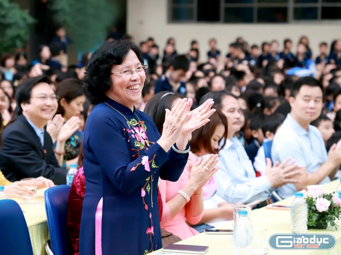 Nhà giáo nhân dân Nguyễn Thị Hiền: “Là một nhà giáo nên tôi cũng rất muốn khuyên con cháu theo nghề, ngay như trong gia đình tôi cũng đã hướng được cho con trai và con dâu từ nghề khác chuyển sang nghề giáo&quot;. Ảnh: TD.