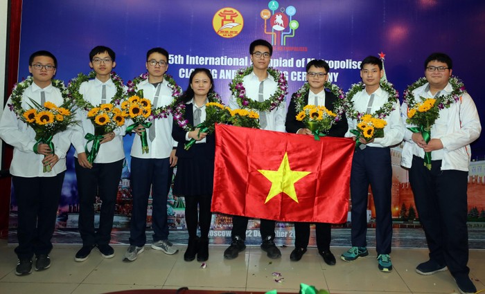 8 em học sinh Trường Trung học phổ thông chuyên Hà Nội - Amsterdam đạt giải trong kì thi IOM 2020. Ảnh: Nhà trường cung cấp.