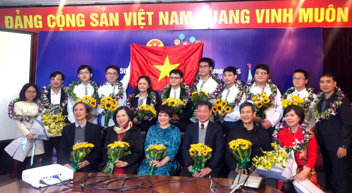 Ban giám hiệu Trường Trung học phổ thông chuyên Hà Nội - Amsterdam, và các thành viên ban chỉ đạo cùng 8 em học sinh đạt giải trong kì thi IOM 2020. Ảnh: Nhà trường cung cấp.