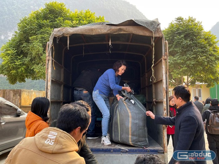 Các thầy cô, cán bộ, nhân viên và các bậc phụ huynh nhà trường cùng chung tay trao gửi những món quà yêu thương đến học sinh 3 trường tại huyện Hà Quảng, tỉnh Cao Bằng. Ảnh: Nhà trường cung cấp.