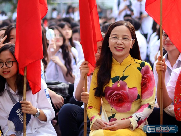 Cô Nguyễn Thị Kim Dung - Trường Trung học phổ thông chuyên Hà Nội - Amsterdam, cho biết: “Tôi đã dạy em Dương từ đầu năm lớp 10 cho đến nay, tính cách em khá vui vẻ với các bạn, hơi ít nói nhưng khi học và lên thuyết trình bài Sử mới thấy Dương là một học sinh cực kỳ đặc biệt, có tố chất về môn này. Ảnh: Nhân vật cung cấp.