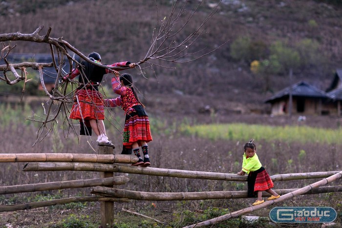 Trẻ em chơi đùa trong bản. Ảnh: Tùng Dương.