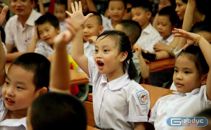 Nếu được trả thù lao tương xứng, giáo viên không phải lo lắng đi tìm thêm công việc phụ nào khác ngoài nhà trường, lúc này họ sẽ toàn tâm toàn ý sự cống hiến và học sinh sẽ được thụ hưởng nhiều nhất. Ảnh: T.D.