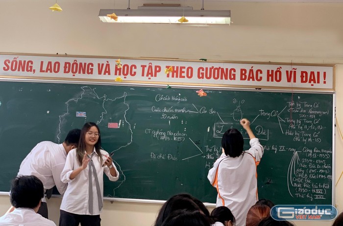 Vai trò người thầy phải định hình được kiến thức trọng tâm, học trò cần phải nắm bắt điều gì và tự ghi chép theo cách hiểu của mình. Ảnh: Thầy Dũng cung cấp.