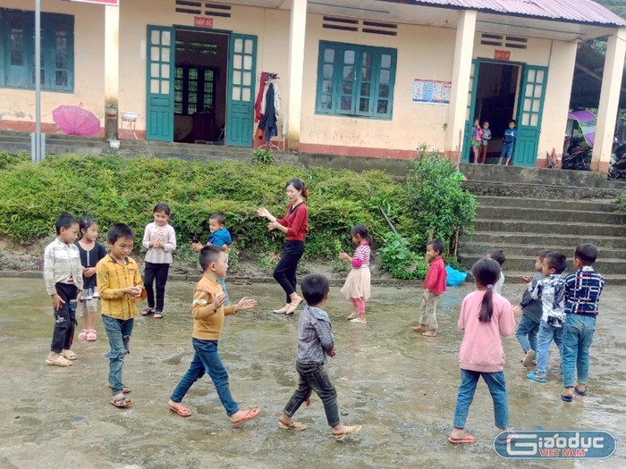 Theo cô Lan: &quot;Hàng tuần tôi cũng dành 1 đến 2 tiết học để tổ chức các hoạt động ngoại khóa, học múa hát để học sinh có cơ hội trau dồi thêm tiếng phổ thông&quot;. Ảnh: Nhân vật cung cấp.