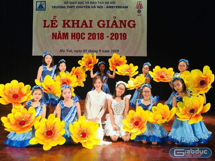 Cô Hồng Anh chia sẻ: &quot;Các Amsers ngày nay rất tài giỏi, thông minh, năng động và độc lập hơn thế hệ chúng tôi ngày trước. Những hoạt động ngoại khóa, các dự án thiện nguyện, chương trình nghệ thuật, thể thao... đều xuất phát từ niềm đam mê và mong muốn của các em&quot;. Ảnh: Nhân vật cung cấp.