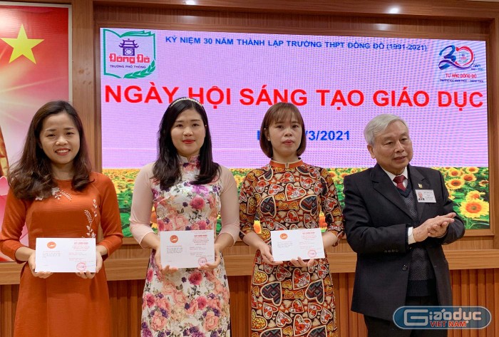 Tiến sĩ Võ Thế Quân - Hiệu trưởng Trường Trung học phổ thông Đông Đô (Tây Hồ, Hà Nội) tuyên dương những giáo viên có sáng kiến kinh nghiệm đạt giải cấp thành phố. Ảnh: Tùng Dương.