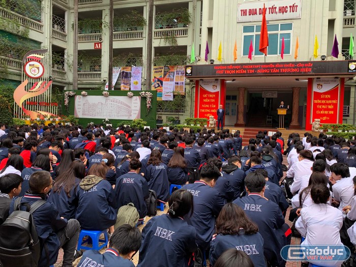 Việc làm bài trong phòng thi khác với việc ngồi nhà làm bài, ở nhà các con có thể ngồi cả đêm để giải 1 bài Toán nhưng khi thi phải giải 5 bài Toán trong 120 phút, vậy rất cần phải giải nhanh, đồng thời cũng phải chính xác. Ảnh minh họa: Tùng Dương.