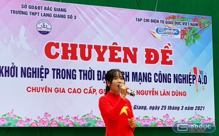 Tiết mục văn nghệ của học sinh Trường Trung học phổ thông Lạng Giang số 3 tại buổi buổi Hội thảo: “Khởi nghiệp trong thời kỳ cách mạng công nghiệp 4.0”. Ảnh: Tùng Dương.