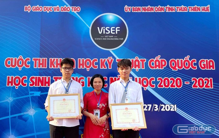 Giáo viên hướng dẫn Lê Thị Thúy và hai bạn học sinh Đỗ Gia Khánh (bên phải ảnh) và Ngô Gia Bảo - Trường Trung học phổ thông Chuyên Hà Nội - Amsterdam đạt giải Nhì cuộc thi Khoa học Kĩ thuật cấp Quốc gia học sinh Trung học năm 2021 vừa được tổ chức tại Thừa Thiên - Huế. Ảnh: Nhân vật cung cấp.