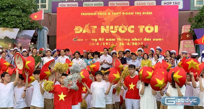 Ban giám hiệu Trường Trung học cơ sở - Trung học phổ thông Đoàn Thị Điểm cùng các em học sinh nhà trường trong tiết mục &quot;Đất nước trọn niềm vui&quot;. Ảnh: Tùng Dương.