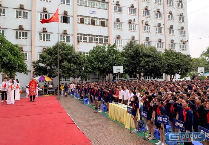 Ban giám hiệu, các thầy cô giáo cùng toàn thể học sinh Trường Trung học cơ sở - Trung học phổ thông Đoàn Thị Điểm làm lễ chào cờ. Ảnh: Tùng Dương.