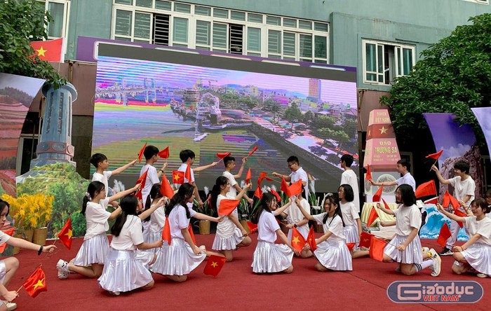 Tiết mục múa &quot;Quốc kỳ Việt Nam&quot; của các em học sinh Trường Trung học cơ sở - Trung học phổ thông Đoàn Thị Điểm. Ảnh: Tùng Dương.