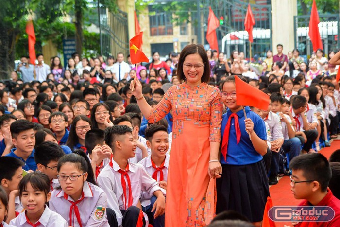 Cô Vũ Thị Tuyết Nga và các em học sinh Trường Nguyễn Bỉnh Khiêm trong ngày khai giảng năm học mới. Ảnh: Tùng Dương.