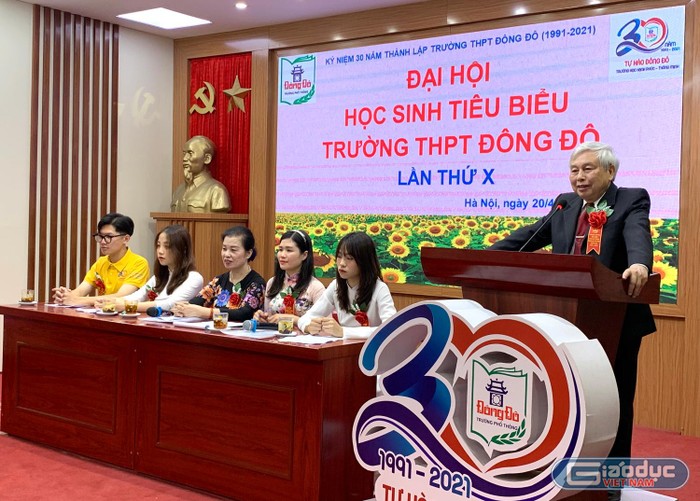 Năm học 2011-2012 Tiến sĩ Võ Thế Quân - Hiệu trưởng nhà trường đã thành lập Quỹ Học bổng Võ Thế Quân để khen thưởng và giúp đỡ các em học sinh hiếu học, chăm ngoan, học giỏi và trong 10 năm qua nhà trường đã cấp học bổng cho 147 em học sinh với tổng số tiền hơn 600 triệu đồng. Ảnh: Tùng Dương.