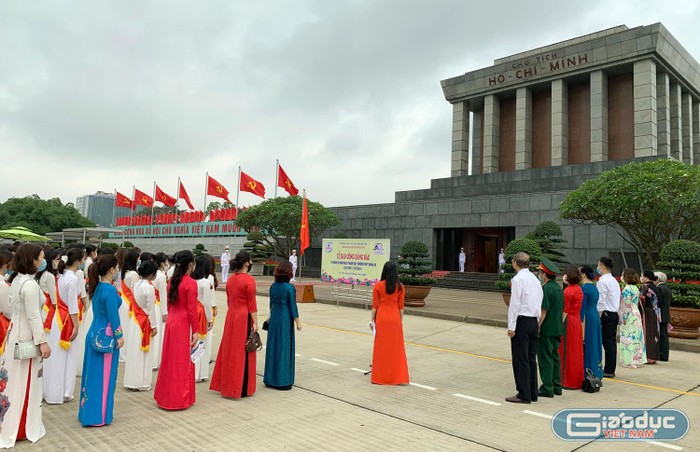 Các thầy cô giáo, các em học sinh Trường Trung học phổ thông Đông Đô làm lễ chào cờ trước Lăng Bác. Ảnh: Tùng Dương.