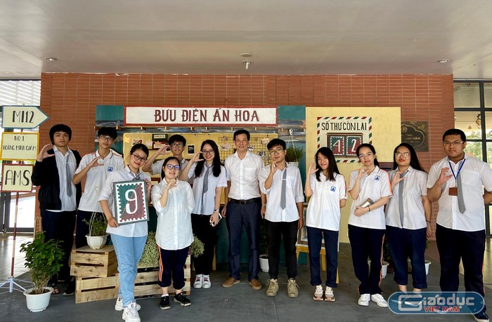 Thầy Nguyễn Văn Bắc – Tổ Phó chuyên môn Tiếng Anh và các em học sinh Trường Trung học phổ thông chuyên Hà Nội - Amsterdam. Ảnh: NVCC.