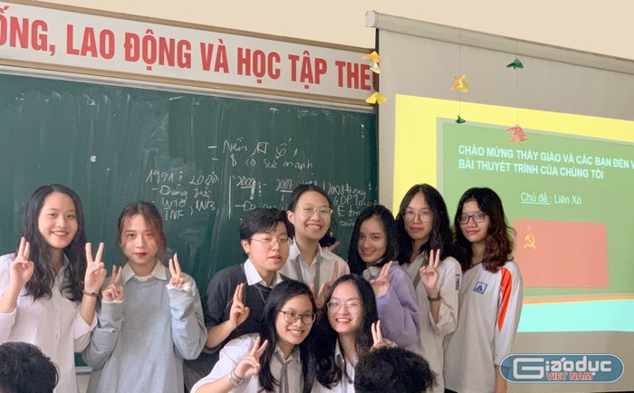 Các em học sinh Trường Trung học phổ thông chuyên Hà Nội - Amsterdam trong giờ học Lịch sử. Ảnh: NVCC.