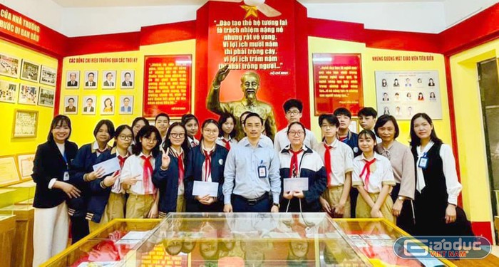 Ban giám hiệu và các em học sinh Trường Trung học cơ sở Thái Thịnh, quận Đống Đa, Hà Nội tại lễ vinh danh học sinh có thành tích xuất sắc trong học tập. Ảnh: Nhà trường cung cấp.