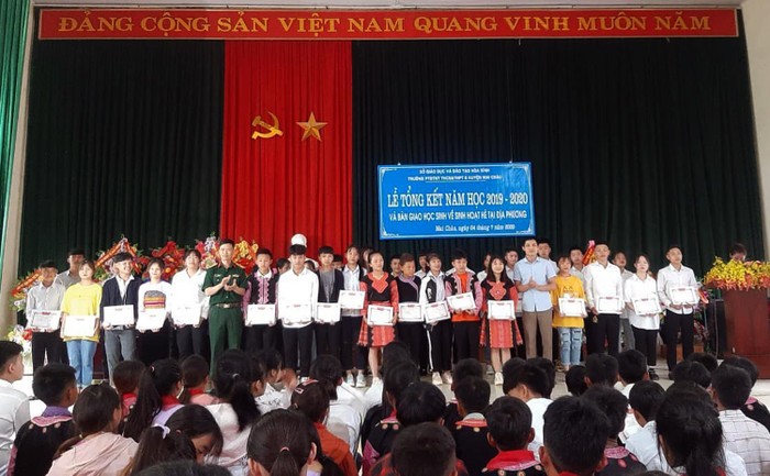 Học sinh Trường Trung học cơ sở và Trung học phổ thông huyện Mai châu, tỉnh Hòa Bình tại Lễ tổng kết năm học 2019 - 2020. Ảnh: NVCC.