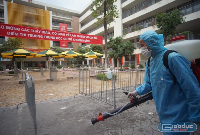 Tất cả các phòng thi, khu vực thi đều được phun khử trùng vào ngày 11/6 để phòng chống dịch Covid- 19. Ảnh: Tùng Dương.