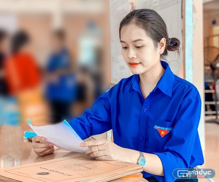 Nhật Minh với hoạt động tham gia tình nguyên viên phục vụ cho kỳ tuyển sinh K 17. Ảnh: NVCC.