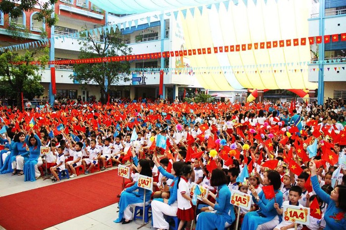 Thầy cô có thể rất giỏi về chuyên môn, nhưng vẫn phải xem lại về vấn đề đạo đức, bởi có thể anh dùng chuyên môn giỏi đó để dạy thêm ngoài chính khóa, để làm “việc nọ việc kia” chứ không phải để lên lớp. Ảnh minh họa: N.T.