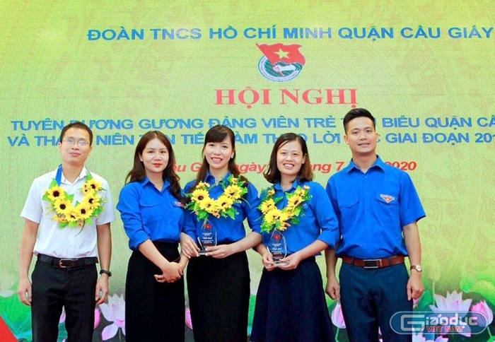 Cô Thảo và đồng nghiệp trong lễ tuyên dương gương Đảng viên trẻ tiêu biểu. Ảnh: NVCC.