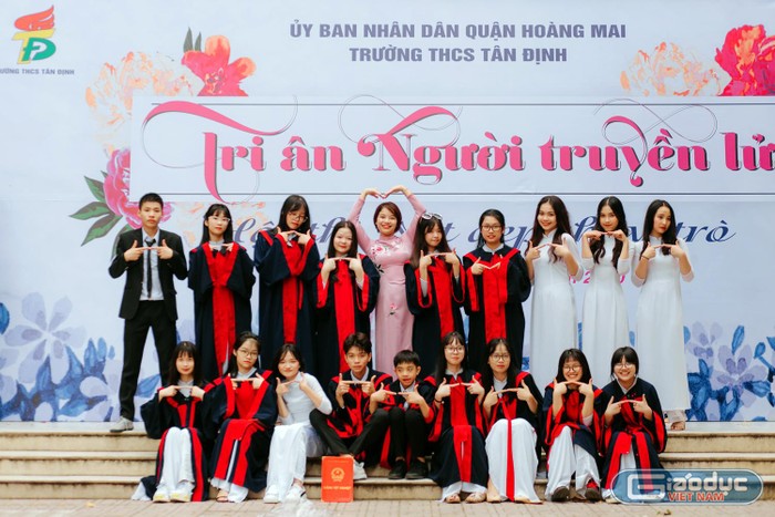 Theo cô Quỳnh: &quot;Điều quan trong nhất của giáo viên trong giai đoạn dịch như hiện nay này là dù vất vả với bài vở, với dạy trực tuyến, dù chỉ là tương tác qua màn hình với học trò nhưng các thầy cô đừng quên tương tác cảm xúc và chia sẻ với phụ huynh học sinh&quot;. Ảnh: NVCC.