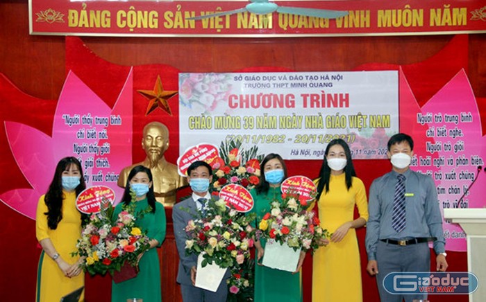 Các ban ngành đoàn thể tặng hoa chúc mừng Ban giám hiệu Trường Trung học phổ thông Minh Quang nhân ngày Nhà giáo Việt Nam. Ảnh: NVCC.