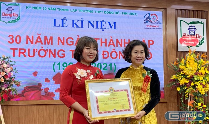 Công đoàn Giáo dục Việt Nam tặng bằng khen cho Công đoàn Trường Trung học phổ thông Đông Đô. Ảnh: T.D.