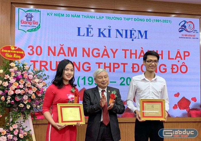 Tiến sĩ Võ Thế Quân - Hiệu trưởng nhà trường tặng kỉ niệm chương cho các thầy cô giáo nhà trường đã có thành tích trong công tác giảng dạy. Ảnh: T.D.