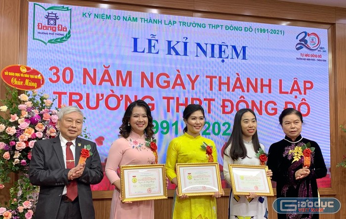 Tiến sĩ Võ Thế Quân - Hiệu trưởng nhà trường tặng kỉ niệm chương cho các thầy cô giáo có đóng góp trong công tác xây dựng và phát triển nhà trường. Ảnh: T.D.