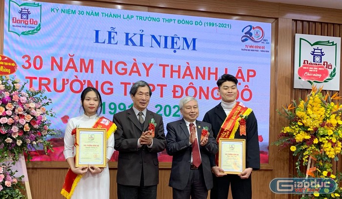 Tiến sĩ Võ Thế Quân - Hiệu trưởng nhà trường tặng giải thưởng Đông Đô cho các em học sinh có thành tích cao trong học tập. Ảnh: T.D.