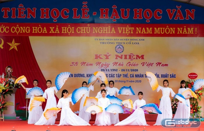 Các em học sinh Trường Trung học cơ sở Cổ Loa (Đông Anh, Hà Nội) với tiết mục văn nghệ. Ảnh: NVCC.