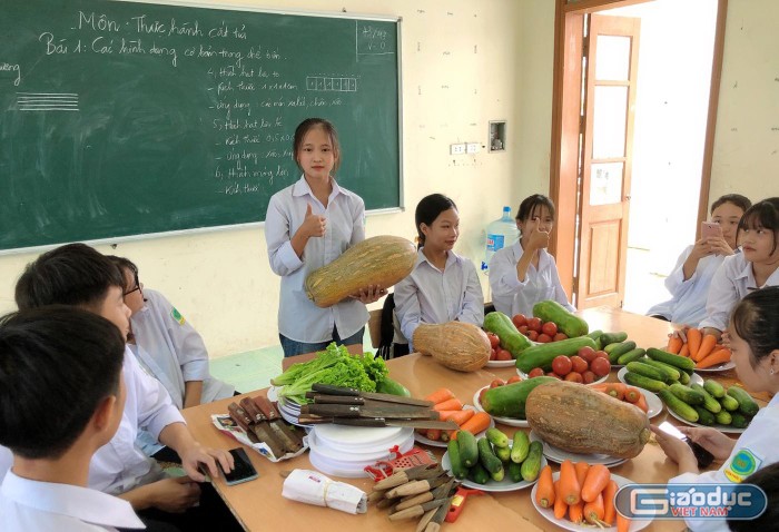 Học sinh Trung tâm Giáo dục nghề nghiệp – Giáo dục thường xuyên huyện Phúc Thọ (Hà Nội) trong giờ học thực hành. Ảnh: NVCC.