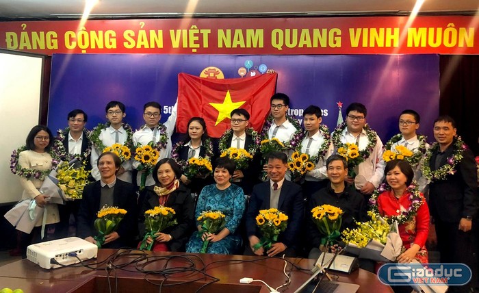 Các thầy cô lãnh đội và cùng 8 em học sinh Trường Trung học phổ thông chuyên Hà Nội - Amsterdam đạt giải trong kì thi IOM 2020. Ảnh: NTCC.