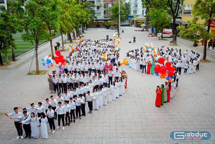 Học sinh Trường Trung học phổ thông Yên Hòa (Cầu Giấy, Hà Nội) trong ngày lễ khai giảng. Ảnh: NTCC.