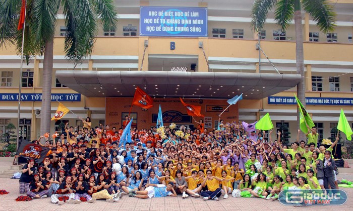 Học sinh Trường Trung học phổ thông Yên Hòa (Cầu Giấy, Hà Nội) trong lễ hội sinh hoạt tại trường. Ảnh: NTCC.