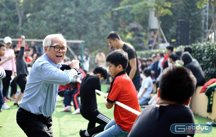 Tiến sĩ Nguyễn Văn Hòa - Chủ tịch Hội đồng quản trị hệ thống Giáo dục Nguyễn Bỉnh Khiêm và các em học sinh của trường. Ảnh: NVCC.