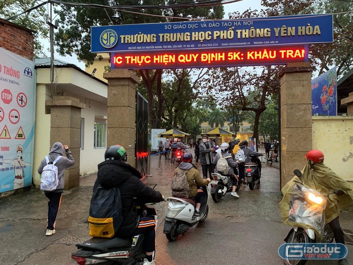 Từ 6h 30 phút sáng đã có rất nhiều học sinh đến trường với tinh thần phấn khởi, vui vẻ sau nhiều tháng học ở nhà.