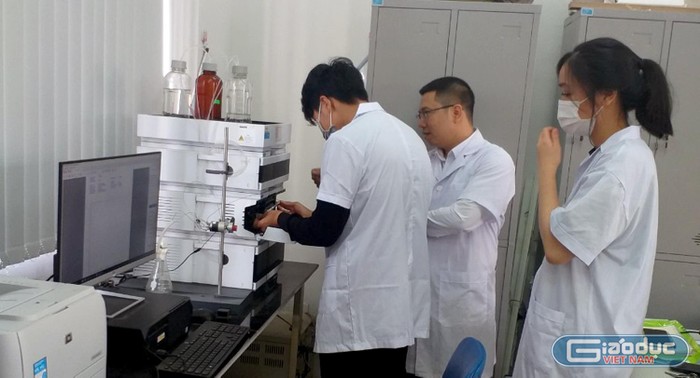 Các em học sinh Trường Trung học phổ thông Chuyên Thái Nguyên đang thực hành trong phòng thí nghiệm. Ảnh: NVCC.