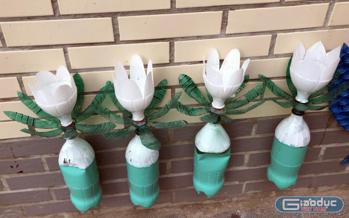 Những sản phẩm được tái chế từ nguyên liệu nhựa của các học sinh trong Câu lạc bộ Handmade vì cộng đồng - Trường Trung học phổ thông Phan Huy Chú (quận Đống Đa, Hà Nội). Ảnh: NVCC.