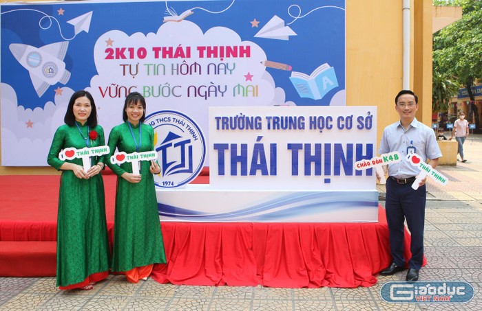Các thầy cô trong Ban giám hiệu Trường Trung học cơ sở Thái Thịnh, quận Đống Đa trong ngày đón học sinh khối 6 đến trường. Ảnh: NTCC.