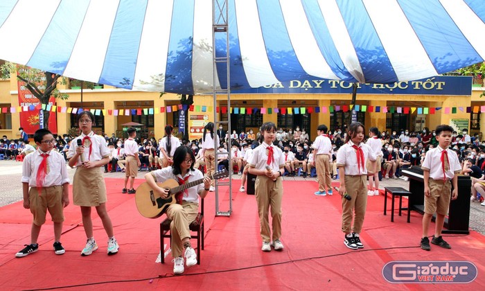 Tiết mục văn nghệ của các anh chị lớp 9 Trường Trung học cơ sở Thái Thịnh, quận Đống Đa chào đón các bạn học sinh khối 6. Ảnh: NTCC.