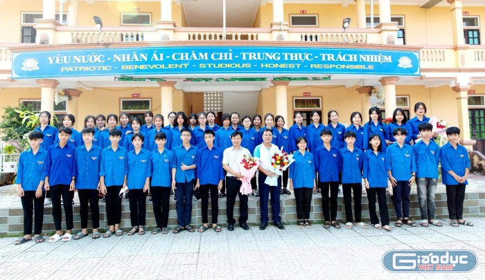 Thầy và trò học sinh lớp 9 Trường Trung học cơ sở Quỳnh Phương, Thị xã Hoàng Mai (Tỉnh Nghệ An). Ảnh: NVCC.