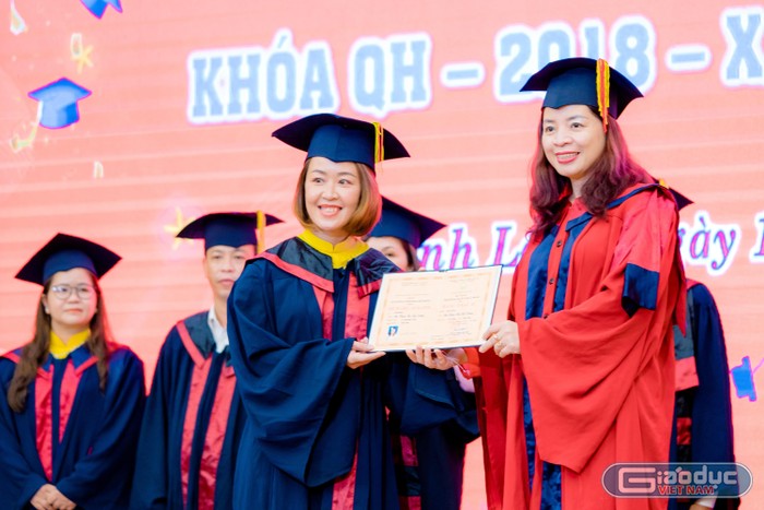 Phó Giáo sư, Tiến sĩ Đặng Thị Thu Hương (người bên phải) trao bằng tốt nghiệp cho sinh viên. Ảnh: Nhà trường cung cấp